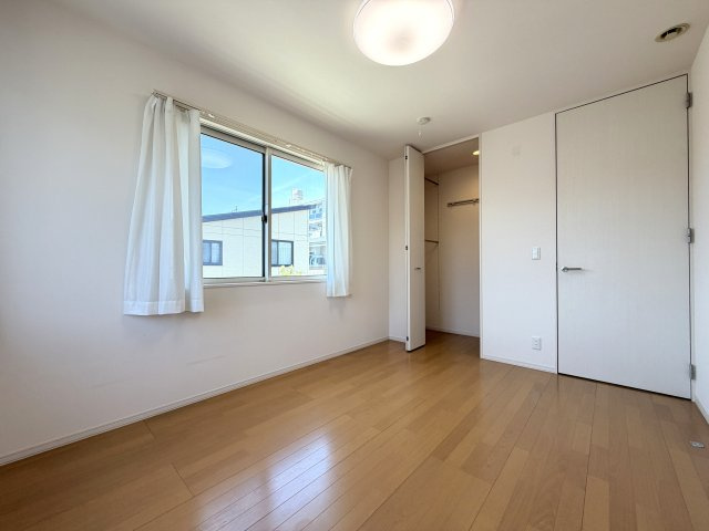 広弁天橋町　戸建の洋室|2階の洋室（2）約6帖です。こちらのお部屋にも収納があります。