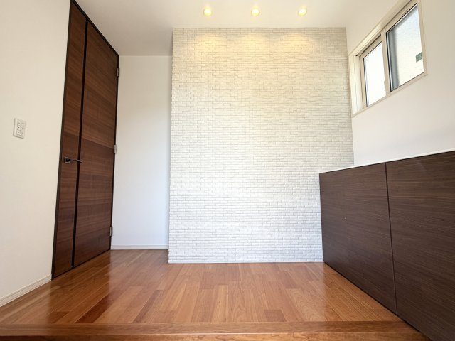 広弁天橋町　戸建の玄関|広々とした玄関です。シューズボックスと土間収納があります。