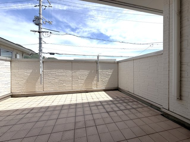 広弁天橋町　一戸建てのバルコニー|広いバルコニーは外壁が高く作られており道路等から見えにくくなっています