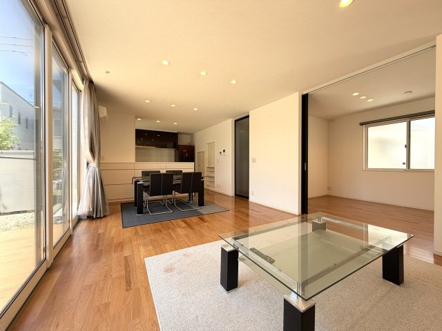 広弁天橋町　戸建の居間・リビング|LDKは20帖の広さがあります。建具や窓の高さが天井の高さとなっており、広々とした空間を感じることができます。