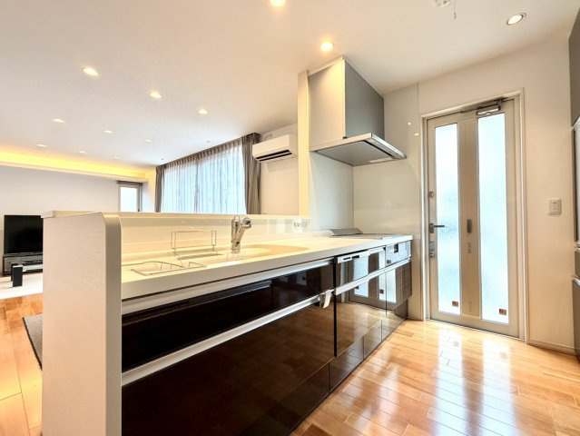 広弁天橋町　一戸建てのキッチン|キッチンには、3口IHクッキングヒーター、食器洗浄乾燥機、浄水器一体型水栓がついています。
