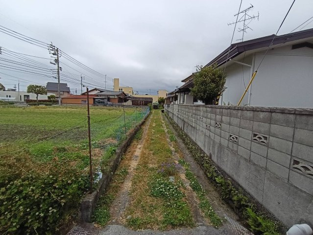 西条市喜多川217-2　中古戸建の前面道路含む現地写真