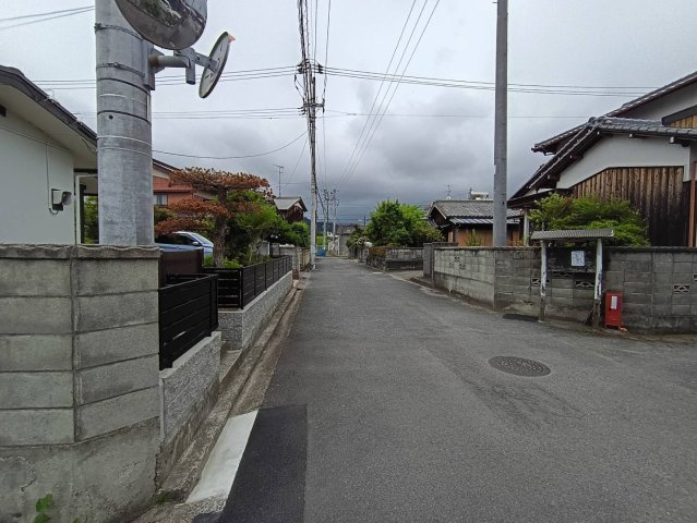 西条市喜多川217-2　中古戸建の前面道路含む現地写真