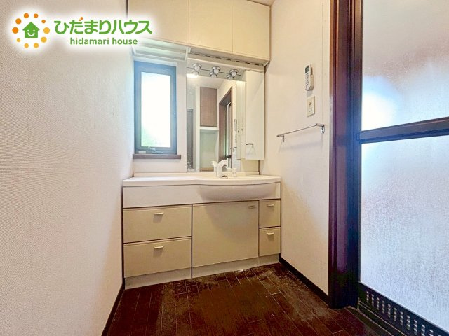 【独立洗面台】 | 石岡市南台1丁目　中古戸建 | ゆとりの洗面スペースで朝の身支度も快適スムーズに。