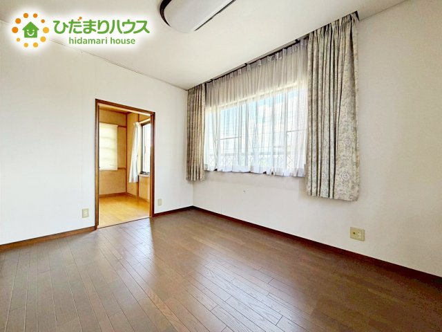 【寝室】 | 石岡市南台1丁目　中古戸建 | 壁紙はシンプルで清潔なホワイトで統一しています。朝の光をたっぷり浴びながら一日をスタート！目覚めは明るくあたたかな場所で。
