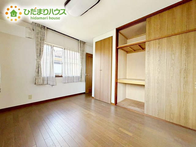 【寝室】 | 石岡市南台1丁目　中古戸建 | 通風・採光にも優れ、心地よい光と風があふれています。 贅沢といえるほどの豊かな居住性と、プライドを満たすクオリティが見事に調和した住空間。