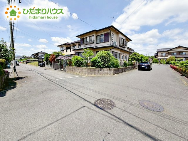 【前面道路含む現地写真】 | 石岡市南台1丁目　中古戸建 | 閑静な住宅地なので、静かな環境で暮らしやすいですね。