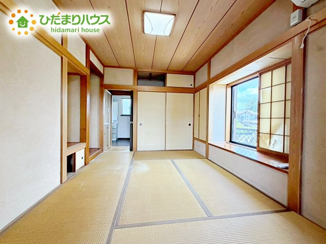 【和室】 | 石岡市南台1丁目　中古戸建 | 窓からそそがれる暖かみのある明るい空間。広々としたプライベート空間で自分の時間を楽しめます。フローリング仕様で普段のお掃除も楽々です。