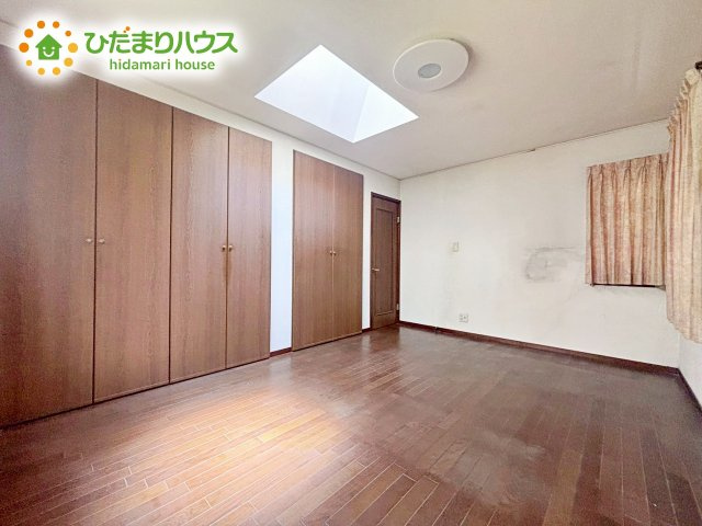 【洋室】 | 石岡市南台1丁目　中古戸建 | 柔らかい陽光が差し込む明るいお部屋を演出する設計。彩光の取れる窓が気持ちの良いお部屋を創り上げます。