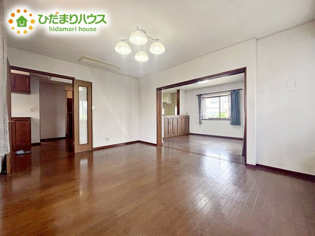 【洋室】 | 石岡市南台1丁目　中古戸建 | 洗練された空間にやわらかい光が差し込み、お気に入りの家具や小物が映えます。