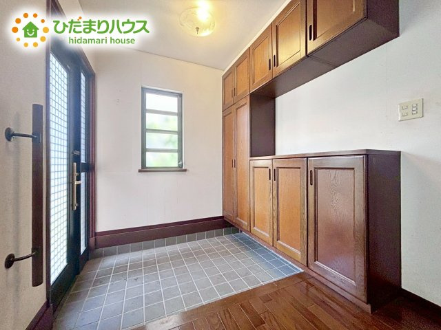 【玄関】 | 石岡市南台1丁目　中古戸建 | 天井までの高さがあるタップリ玄関収納、姿見・小引き出し付きなのも便利