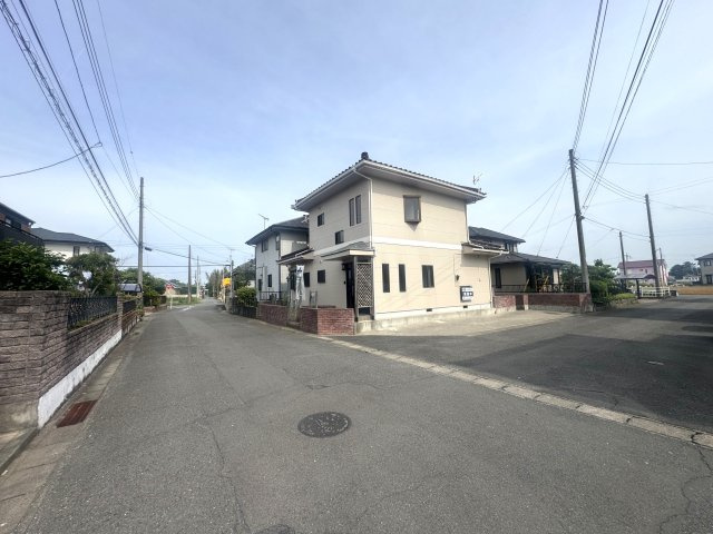 玉村町南玉　中古住宅の前面道路含む現地写真|現地写真　北側接道幅員約6.0ｍ　西側接道幅員約6.0ｍ