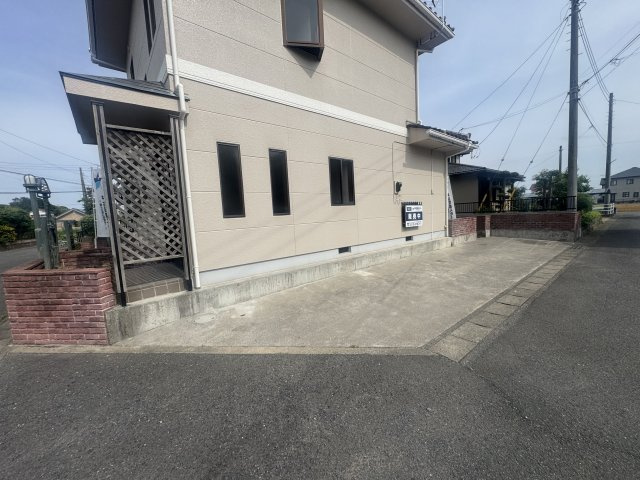 玉村町南玉　中古住宅の駐車場|現地写真　駐車スペースは縦列2台分可能