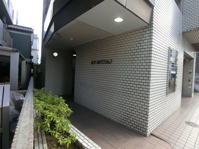 中央セントラルマンションのエントランス