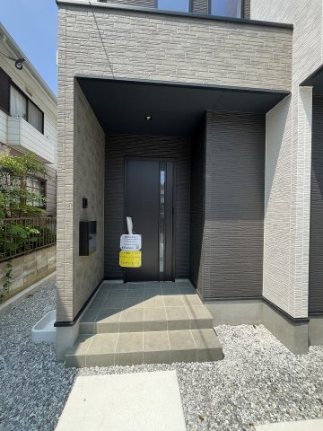 【玄関】 | 糟屋郡志免町桜丘3丁目6期　1号棟（全2棟）【仲介手数料無料・0円】 | 施工例。施工例は完成時と異なる場合があります。