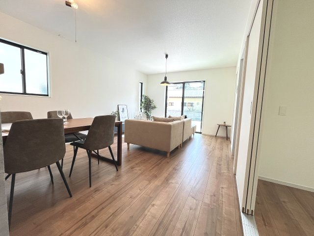 【居間・リビング】 | 糟屋郡志免町桜丘3丁目6期　1号棟（全2棟）【仲介手数料無料・0円】 | 施工例。施工例は完成時と異なる場合があります。