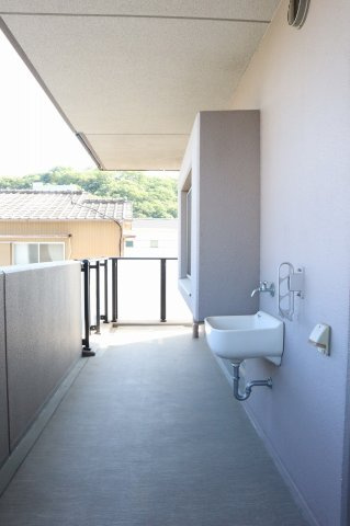 アルファステイツ助任本町のバルコニー|便利なスロップシンクがあります。