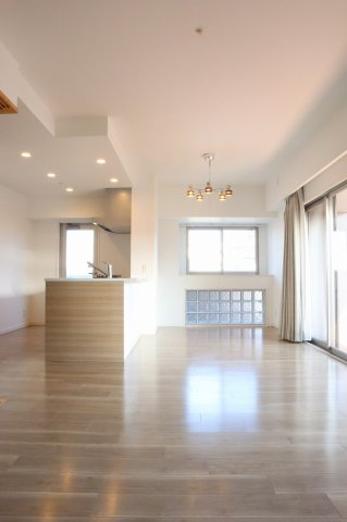 アルファステイツ助任本町の居間・リビング|17.1帖の明るいリビングダイニング