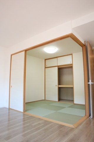 アルファステイツ助任本町の和室|畳の上でゆっくりとくつろげる和室です。