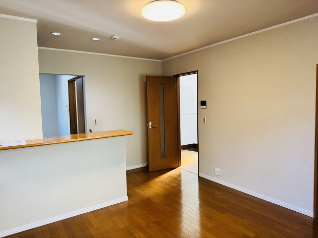 八王子市　弐分方町　中古戸建ての内装|～11.0帖の明るいLDKで、家族団欒の時間をお過ごしいただけます～