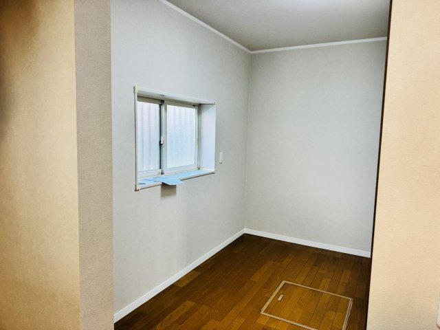 八王子市　弐分方町　中古戸建ての洋室|～キッチン奥にある3.5帖のスペース　パントリーや書斎、家事室など大活躍～