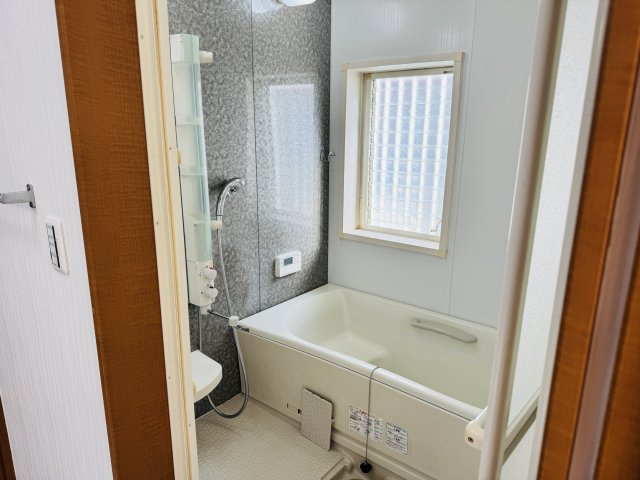 八王子市　弐分方町　中古戸建ての浴室|～のびのびくつろげるバスルーム　１日の締めくくりに癒やしのバスタイムを～