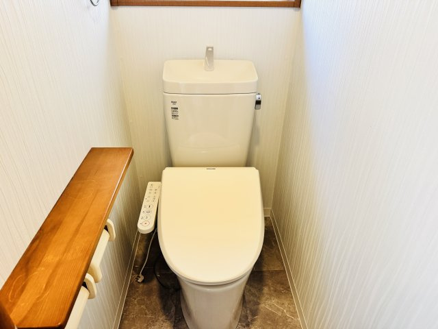 八王子市　弐分方町　中古戸建てのトイレ|～暖房温水洗浄機能付きトイレ　冬場は特に嬉しい機能ですね～
