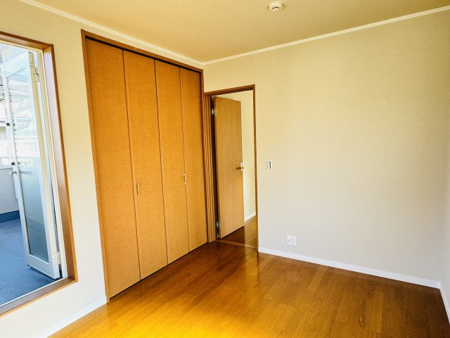 八王子市　弐分方町　中古戸建ての収納|～収納力の高いクローゼット完備　バルコニーへの出入りも可能なお部屋です～