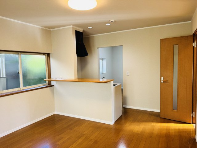 八王子市　弐分方町　中古戸建ての居間・リビング|～11.0帖の明るいLDKで、家族団欒の時間をお過ごしいただけます～