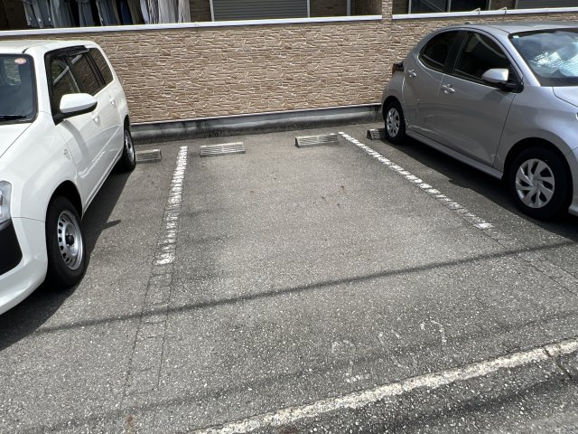 姫路市亀山２丁目のハイツの駐車場