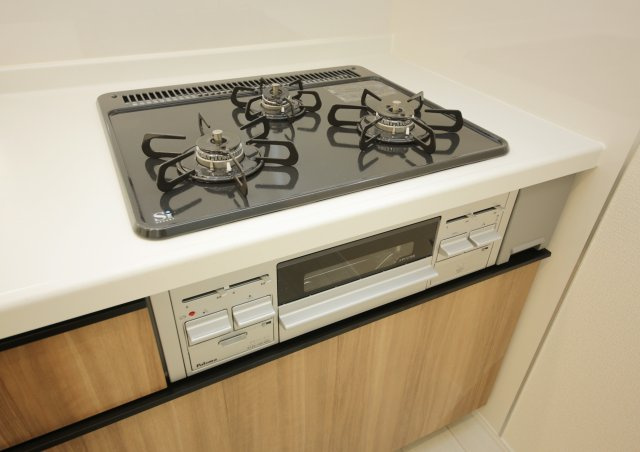 半田市宮本町6丁目　2号棟のキッチン|三口コンロ