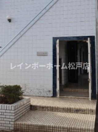 特典：仲介手数料が無料です!!のエントランス|ゆとりのあるエントランスです