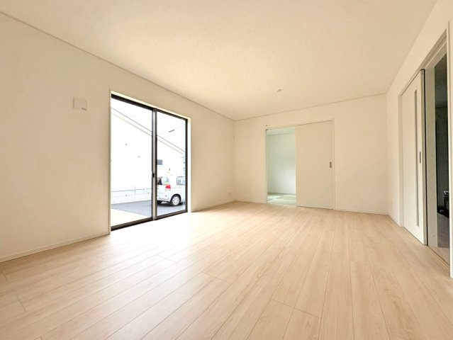 【商談中】クワイエ　岐阜市中川原第２　全４区画分譲の居間・リビング|フローリング材は木目調でナチュラルな美しさ。様々な傷やクラックの発生を大幅に抑える特殊加工済みです。
床材に受ける様々な傷や、温度・湿度変化によるクラックの発生を大幅に抑える特殊加工を施工済み。