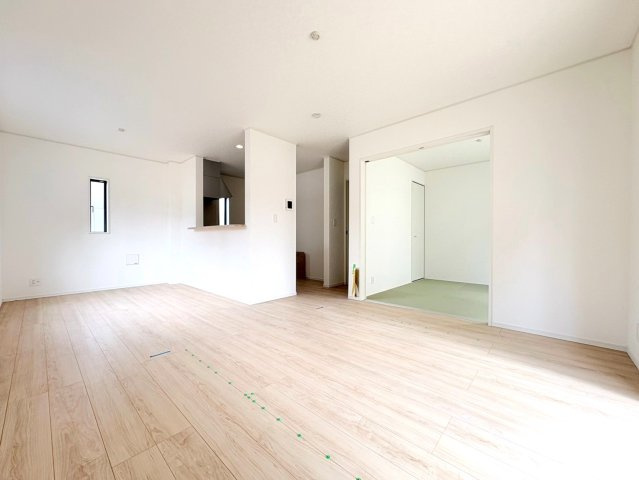 クワイエ　岐阜市中川原第２　全４区画分譲の居間・リビング|フローリング材は木目調でナチュラルな美しさ。様々な傷やクラックの発生を大幅に抑える特殊加工済みです。
床材に受ける様々な傷や、温度・湿度変化によるクラックの発生を大幅に抑える特殊加工を施工済み。