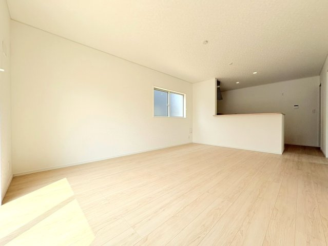 クワイエ　岐阜市中川原第２　全４区画分譲の居間・リビング|フローリング材は木目調でナチュラルな美しさ。様々な傷やクラックの発生を大幅に抑える特殊加工済みです。
床材に受ける様々な傷や、温度・湿度変化によるクラックの発生を大幅に抑える特殊加工を施工済み。