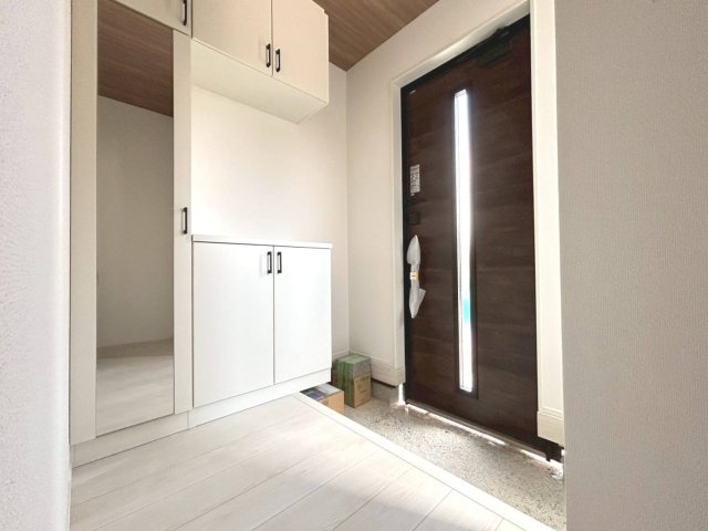 グラファーレ　一宮市萩原町西宮重　全1区画分譲の玄関|大容量のシューズ収納付きで玄関周りもすっきり！玄関ドアからの光が玄関ホールを明るくしてくれます。