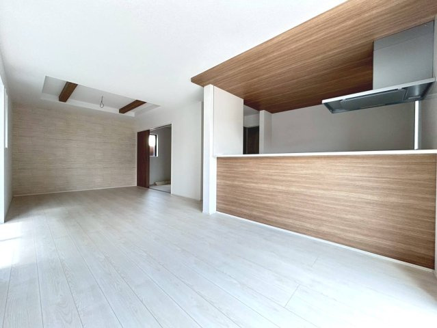 グラファーレ　一宮市萩原町西宮重　全1区画分譲の居間・リビング|シンプルでモダンなデザインで床材は複合基材でキャスター傷や落下傷に強さを発揮します。