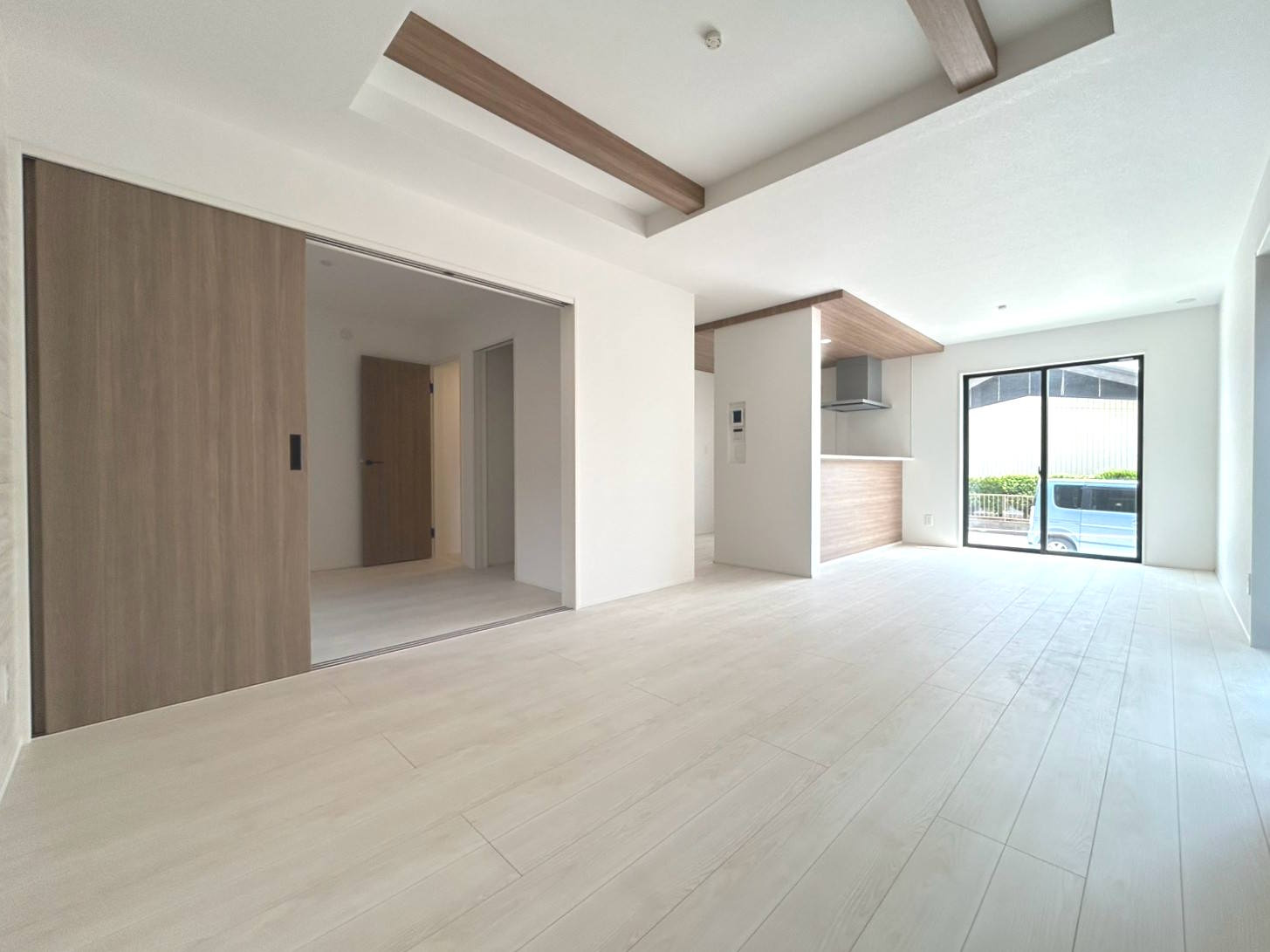 グラファーレ　一宮市萩原町西宮重　全1区画分譲の居間・リビング|シンプルでモダンなデザインで床材は複合基材でキャスター傷や落下傷に強さを発揮します。