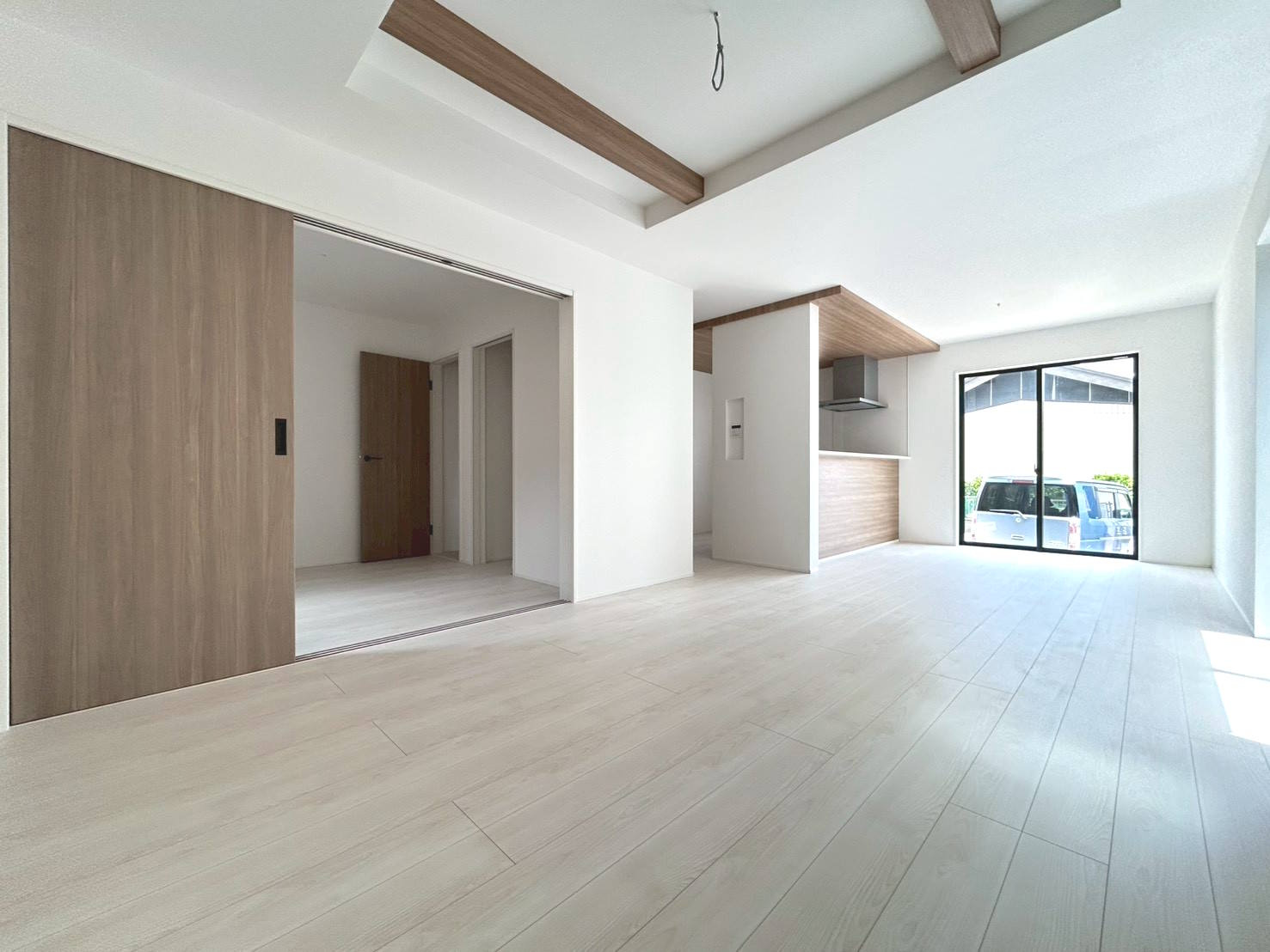 グラファーレ　一宮市萩原町西宮重　全1区画分譲の居間・リビング|シンプルでモダンなデザインで床材は複合基材でキャスター傷や落下傷に強さを発揮します。
