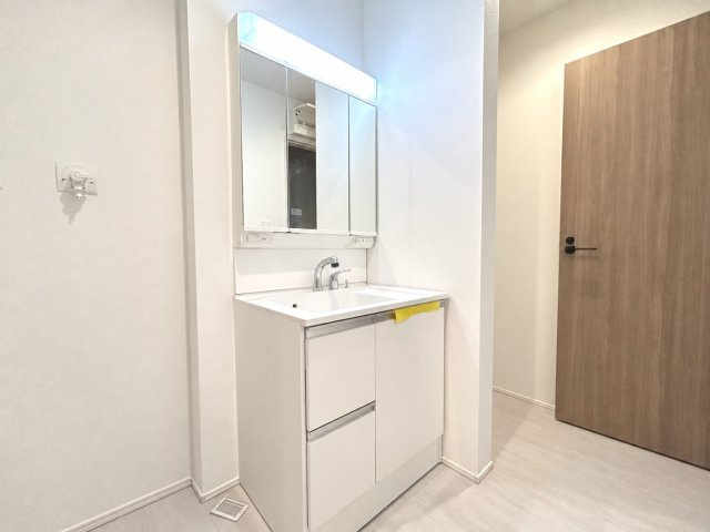 グラファーレ　一宮市萩原町西宮重　全1区画分譲の独立洗面台|人工大理石製のボウル一体カウンターでシンプルなデザインとたっぷり収納できるキャビネット付きです！