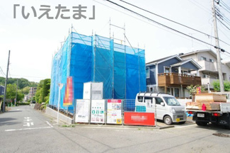 【外観】 | 【仲介手数料無料！！】八王子市下柚木2丁目　新築戸建て（全1棟）1号棟　6999万円 | 令和８年５月２５日撮影　建築中