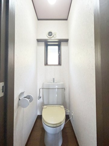 【トイレ】 | 中古一戸建　南国市緑ヶ丘３丁目 | ２階