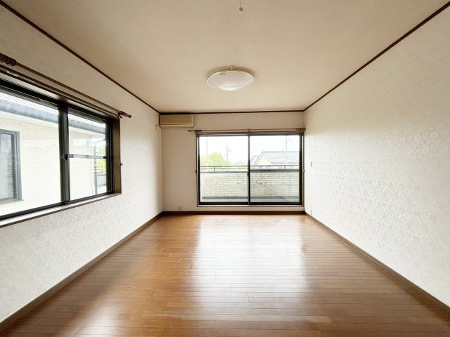 【洋室】 | 中古一戸建　南国市緑ヶ丘３丁目 | 13.0帖