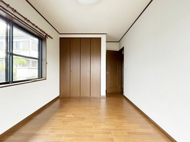 【洋室】 | 中古一戸建　南国市緑ヶ丘３丁目 | 6.5帖