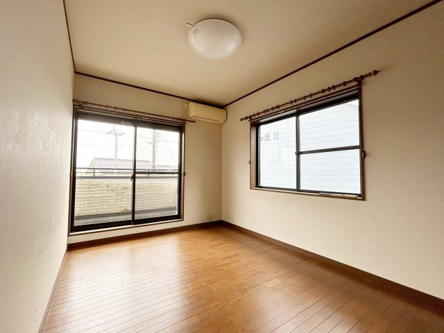 【洋室】 | 中古一戸建　南国市緑ヶ丘３丁目 | 6.5帖