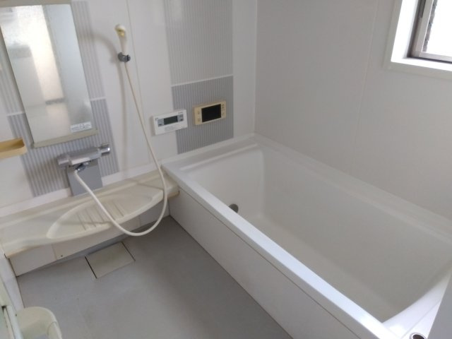 売中古戸建　富士市宮下の浴室|窓があるので明るい室内です。備え付けの台があるのでシャンプーを置いたり出来て便利です。