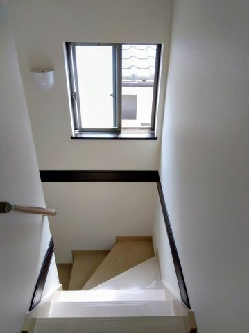 売中古戸建　富士市宮下の内装|上部に窓があるので明るくなっています。安全に配慮したかね折れ階段です。