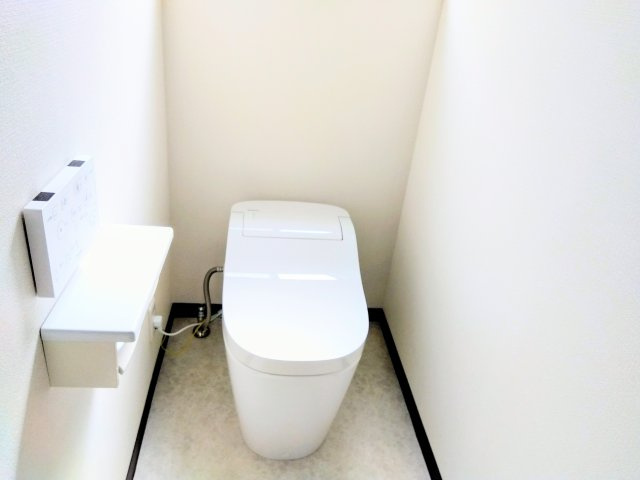 売中古戸建　富士市宮下のトイレ|トイレが各階にあります。忙しい朝や、ファミリー世帯は助かりますね。