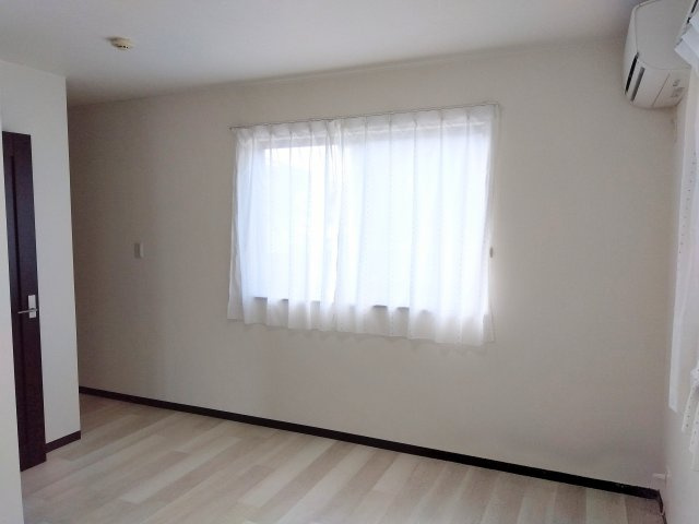 売中古戸建　富士市宮下の洋室|大きな窓があるので部屋にやわらかな陽光が注ぎます。寝室や仕事部屋など使い勝手の良い広さの洋室です。