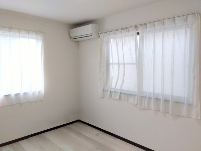 売中古戸建　富士市宮下の洋室|二面採光なので日差しがたっぷり入ります。また風通しが良く解放感もあります。